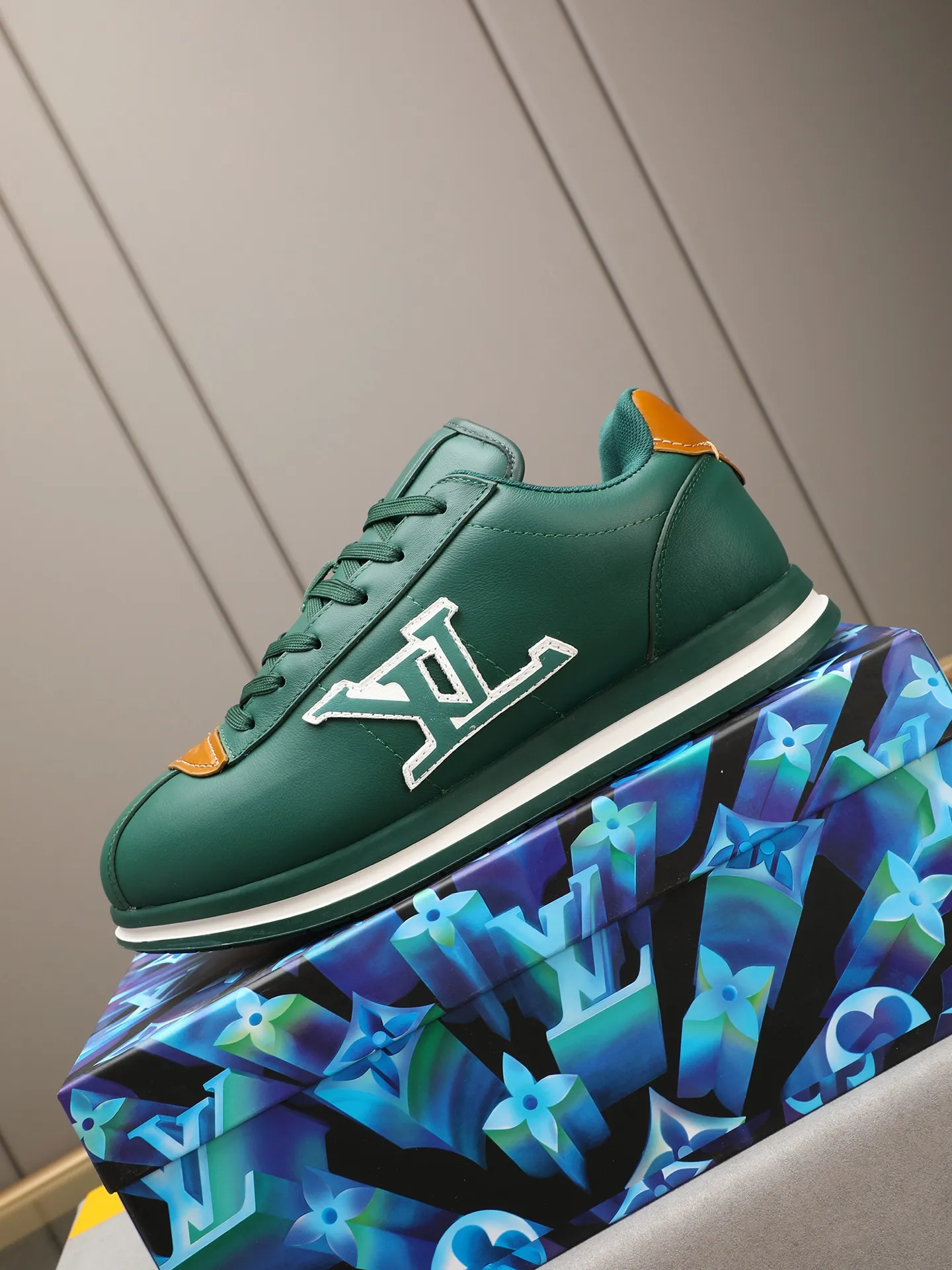 Men's Men's Shoes 💰500 LV Louis Vuitton L Jialu Brand Runner Tatic Series Thick-soled Casual Sports Shoes Running Shoes Original purchase, development, production This LV Runner Tatic sports shoe combines technical materials such as mesh fabric and ribbons to interpret the inspiration of traditional mountaineering shoes. LV letters are written on one side, the lariat buckle of the quick lacing system is embellished with Monogram flowers and Louis Vuitton logos, and the light and wear-resistant rubber outsole completes the whole. ▪️Fabric: Original imported cowhide + mesh ▪️Inner lining: Original customized breathable mesh ▪️Sole: Original open-molded anti-slip rubber combination material ▪️Size: Men's 40-44 (45 46 customized)